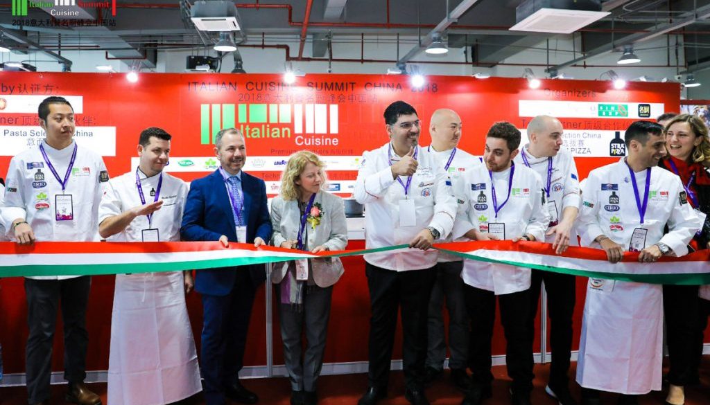 taglio nastro - direttrice ufficio ITA sud Cina