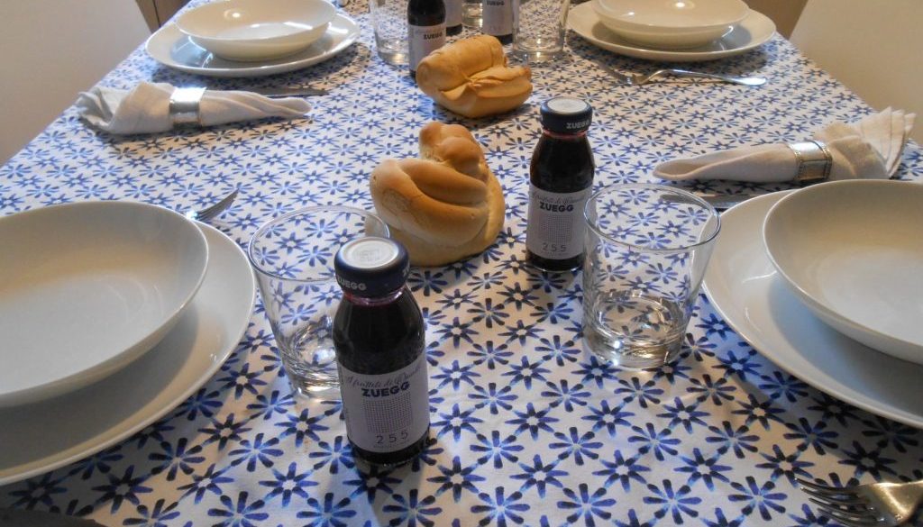 Zuegg tavola con succo di frutta al mirtillo