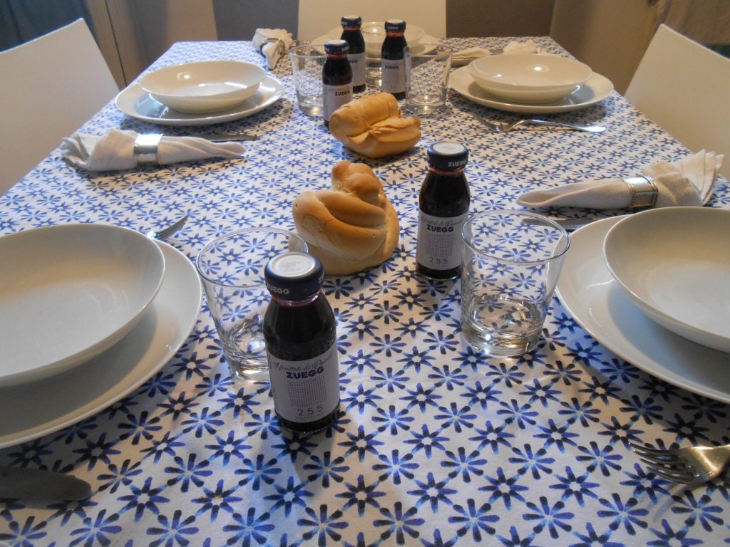 Zuegg tavola con succo di frutta al mirtillo