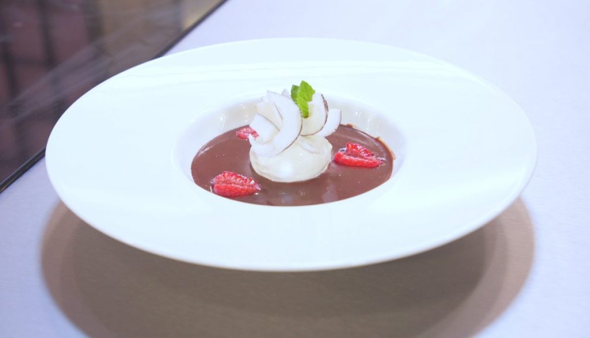 zuppa al cioccolato frizzante e gelato al cocco