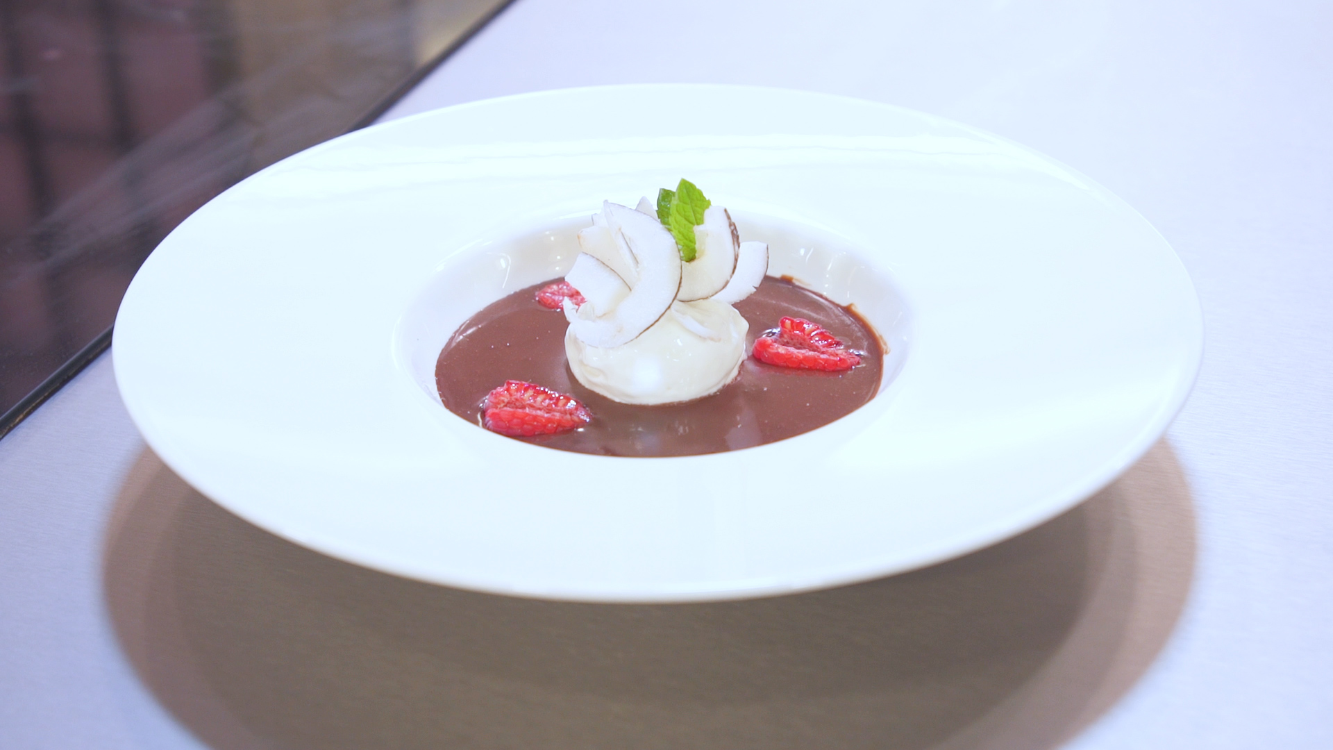 zuppa al cioccolato frizzante e gelato al cocco