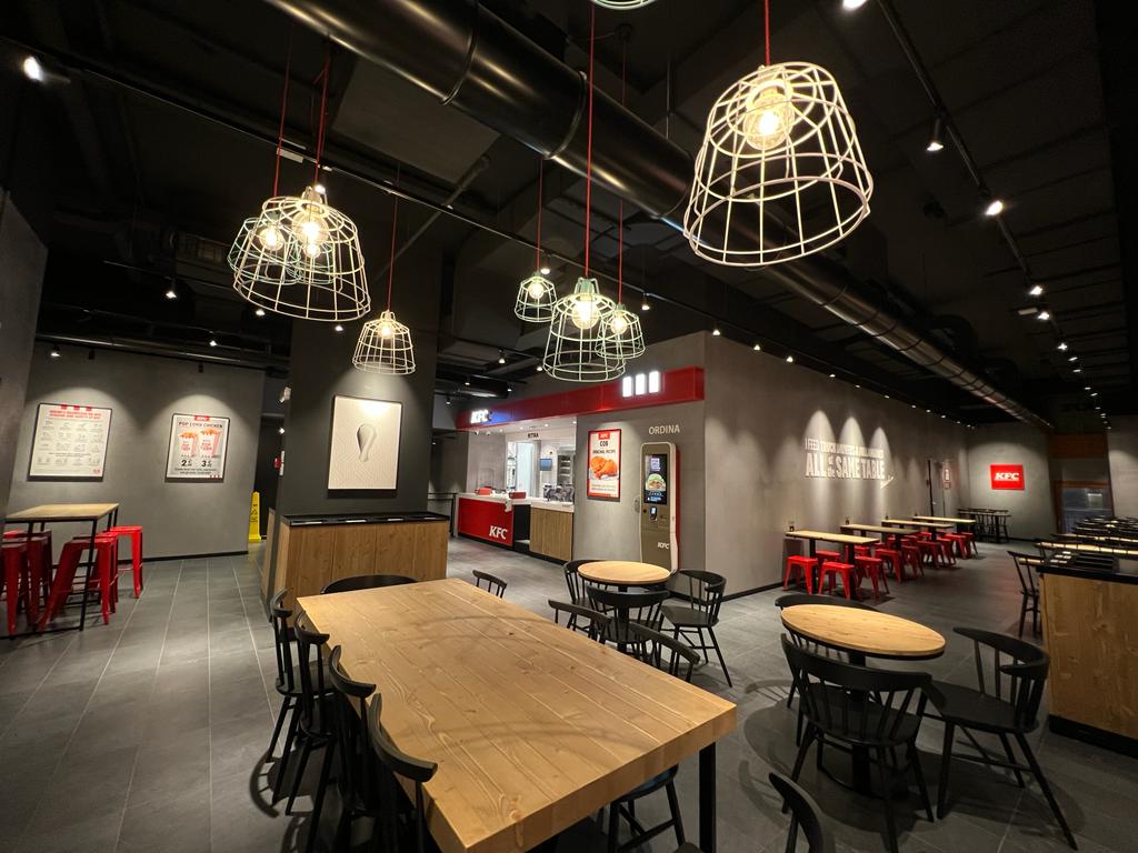 KFC-Verona_Piazza_delle-Erbe-sala